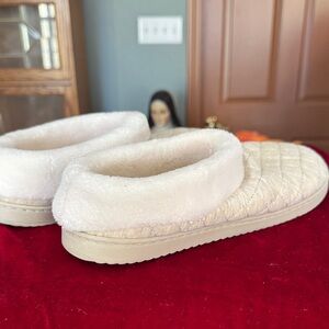 Dearfoams Cream Quilted Women's Slippers